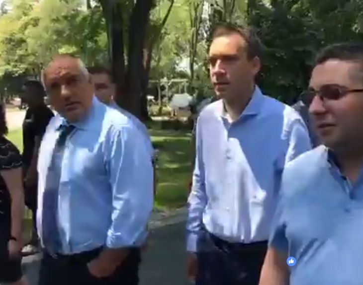 Под жаркото слънце в Бургас премиерът ще направи нещо, което ще зарадва всички в града (ВИДЕО)