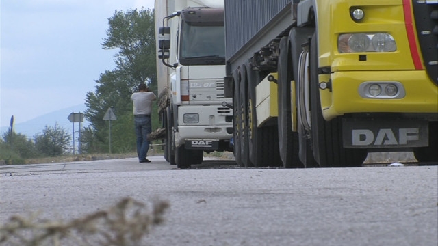 Хванаха 23 нелегални мигранти, натъпкани в тайник на камион