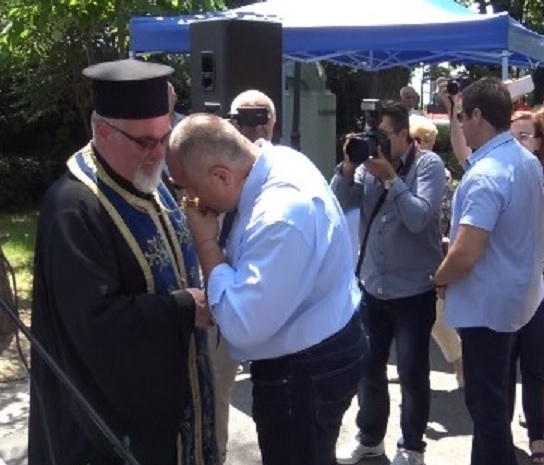 Ето кой е фен № 1 на Бойко Борисов в бургаското духовенство - пали свещ и се моли за здраве му