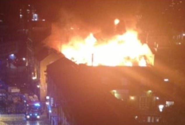 Голям пожар пламна на известен пазар в Лондон (СНИМКИ/ВИДЕО)