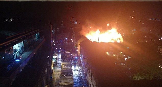 Голям пожар пламна на известен пазар в Лондон (СНИМКИ/ВИДЕО)