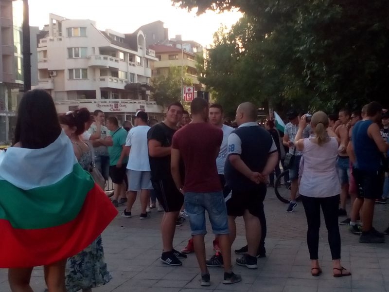 Протестите в Асеновград спират, но само за...