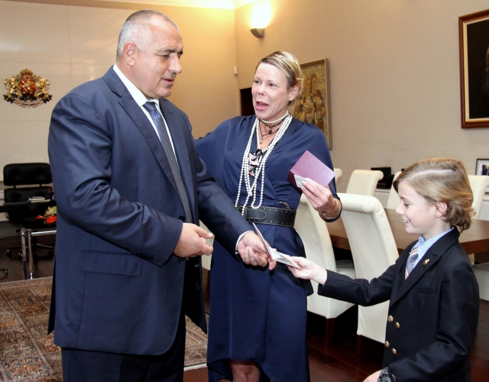 Борисов връчи български паспорти на Княгиня Калина и сина й (СНИМКИ)