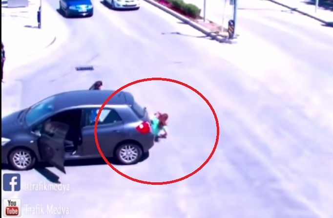 Цяла Турция се ужаси от това, което стори шофьорка с 2 деца на кръстовище (ВИДЕО)