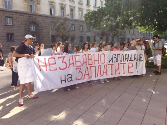 Недоволни служители на „Пикадили” отново гневно протестират заради забавени заплати (СНИМКИ/ВИДЕО)