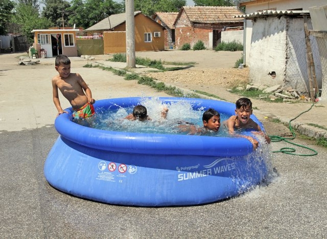 Речко от „Столипиново" реши проблема с жегата: Наду басейн на асфалта и се цани за спасител