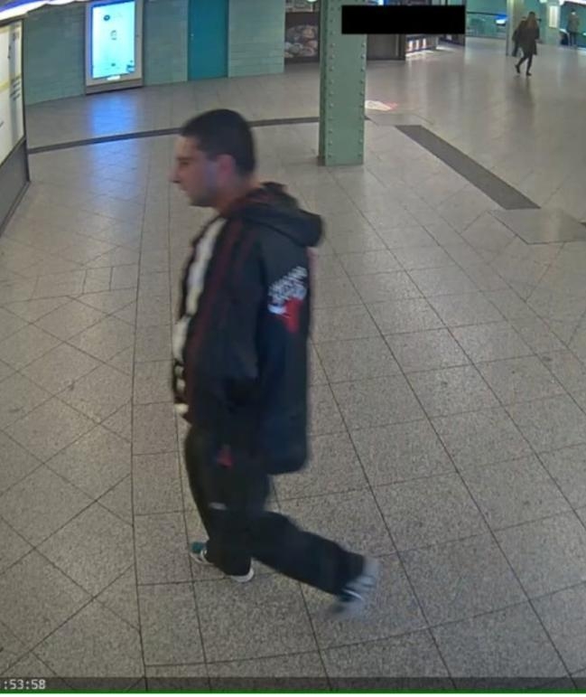 Агресията се повтаря: Млад мъж проснат на стълбите след ритник в берлинското метро, нападателят пак мургав (СНИМКИ)