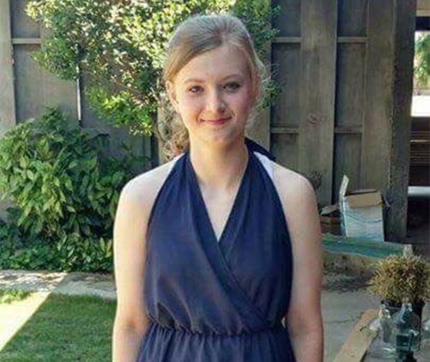 Смартфон погуби 14-годишно момиче, докато се къпело във ваната (СНИМКИ)