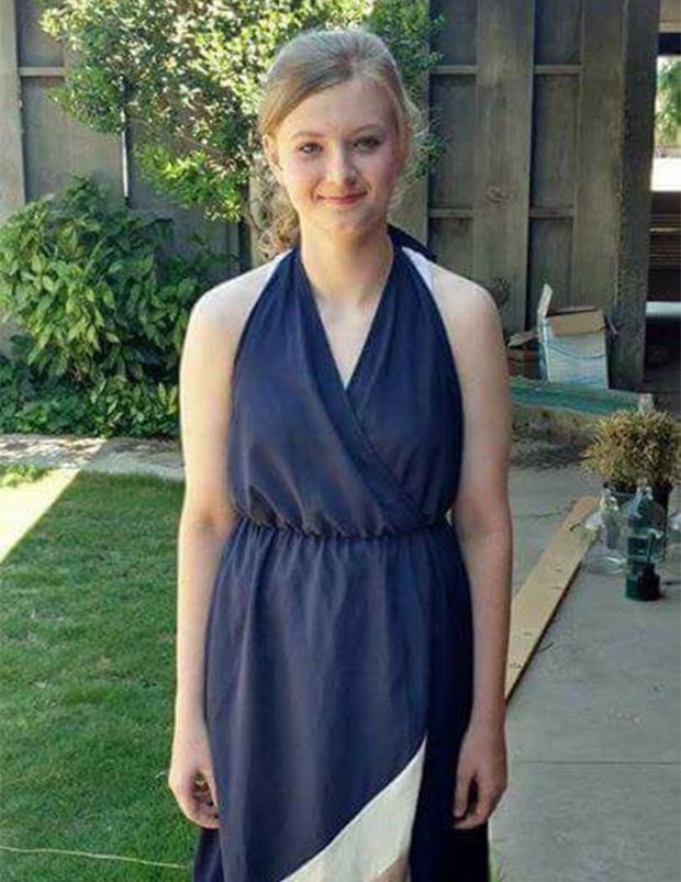 Смартфон погуби 14-годишно момиче, докато се къпело във ваната (СНИМКИ)