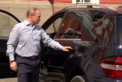 Пак сензация с Путин: Шофира сам Mercedes ML до прочут манастир и отваря вратата на неизвестна спътница (СНИМКА/ВИДЕО)