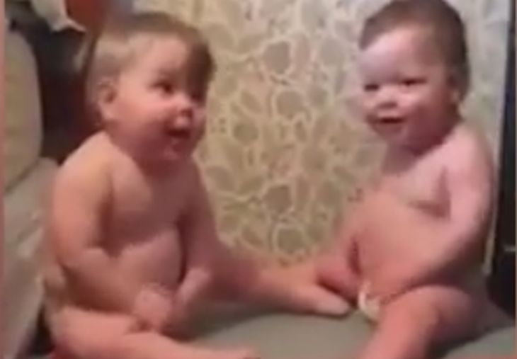 Много смях за добро утро! Тези две бебета са способни да разведрят всеки с... друсане (ВИДЕО)