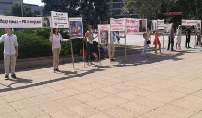 Напрежение в Бургас заради руския секс гуру! Негови последователи от цял свят излязоха на площада и... (СНИМКИ)