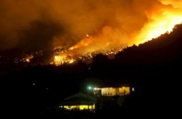 Поне петима души са пострадали при два отделни пожара в Гърция