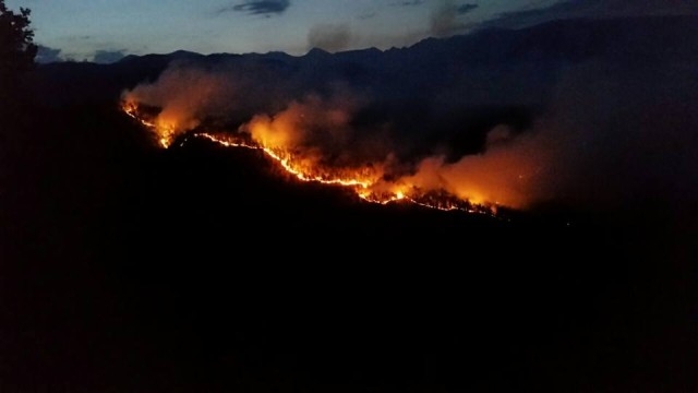 Огромният горски пожар в Пирин продължава да вилнее (СНИМКИ)