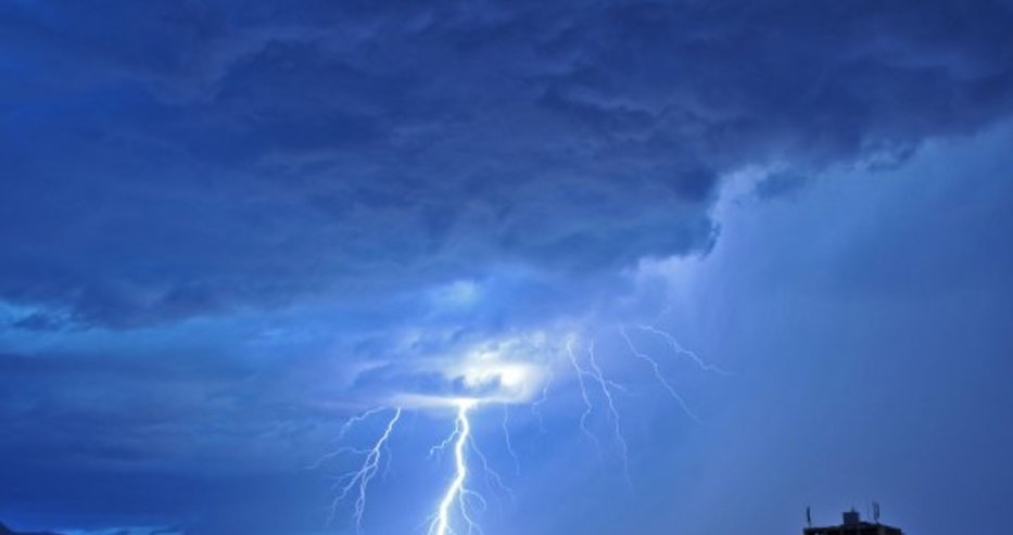 Жълт код за гръмотевични бури е обявен за 3 области в страната утре