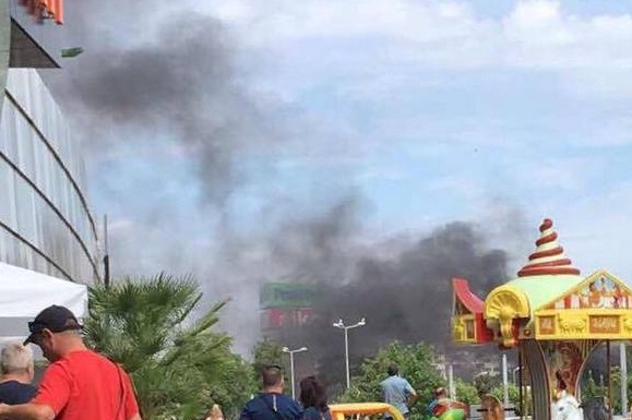 Очевидци от Бургас: Черен дим пред мол "Галерия"! Какво става в момента?