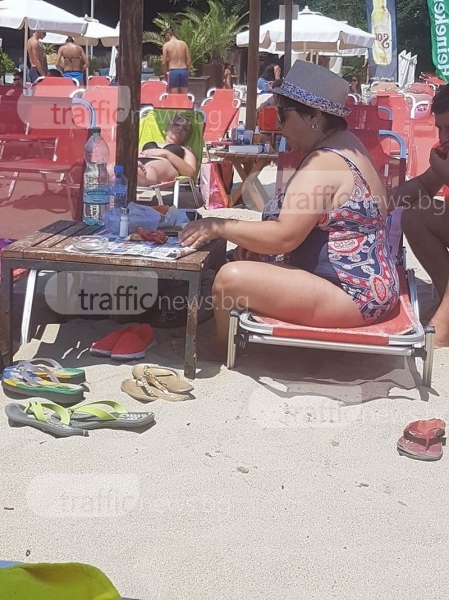 Селяния до шия! Бай Ганьо на плаж в Гърция (СНИМКИ/ВИДЕО)