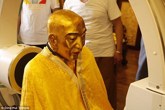 Учени изследваха позлатената мумия на будистки монах и откриха нещо невероятно 