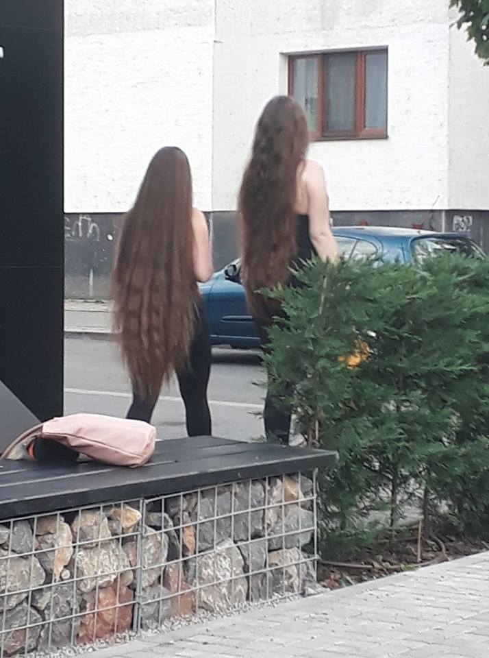 Няма такива коси! Две красиви момичета се разходиха из София и веднага станаха център на внимание (СНИМКА)