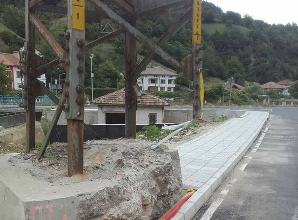 Зрелищни СНИМКИ от реновация на път и куц стълб показват какви ги свърши геният на българската инженерна мисъл на входа на Неделино 