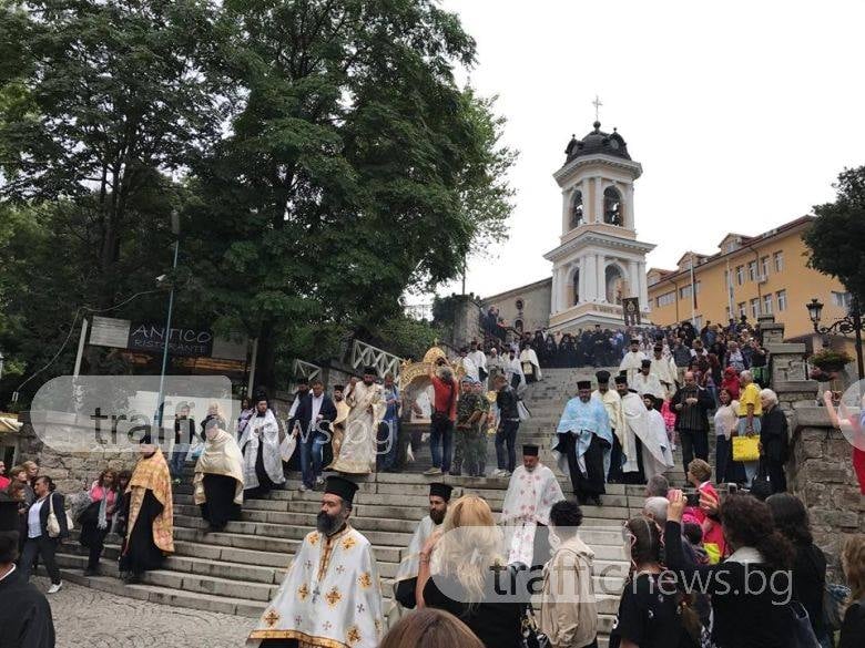 Стотици миряни посрещнаха чудотворната икона на Света Богодорица Всецарица (СНИМКИ/ВИДЕО)