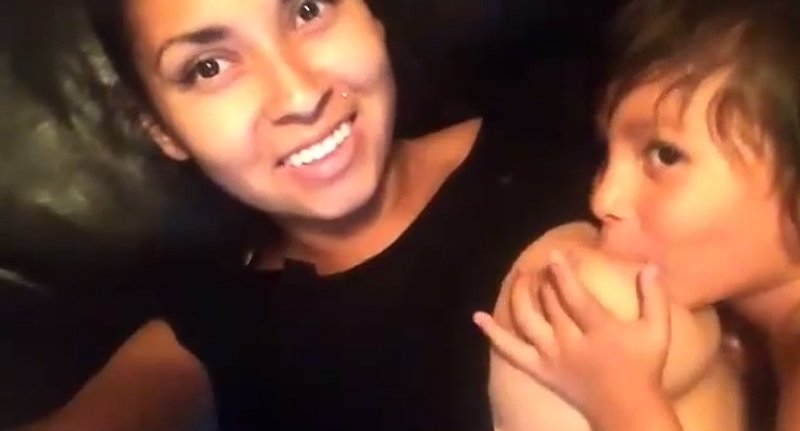 Тази майка вбеси света! Синът й прави шокиращи секс коментари, докато го кърми пред камерата, наричат я "педофилка" и ... (СНИМКИ/ВИДЕО 18+)