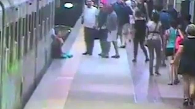 Ужасен момент! Жена е със страшни травми по гърба и пробит бял дроб, след като заседна в метрото и бе влачена по перона (ВИДЕО)  