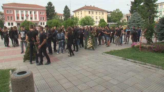 Почернената Бяла плаче и се сбогува с Алекс (СНИМКИ/ВИДЕО)