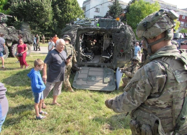 Русенци се чудят и маят! Колона от американски военни машини влезе в България и ги остави без думи (СНИМКИ)