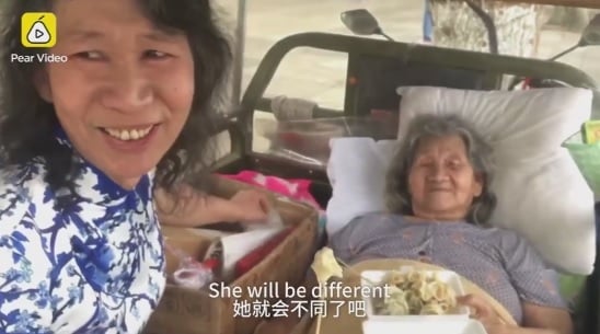 Китаец 20 години се представя за починалата си сестра заради майка си (ВИДЕО)