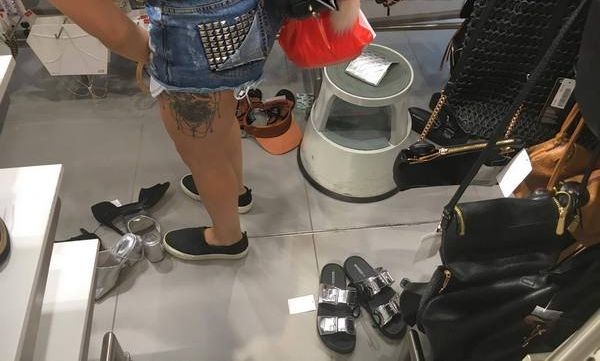 Ето какви туристи идват у нас - шопинг или погром в бургаски мол (СНИМКИ)
