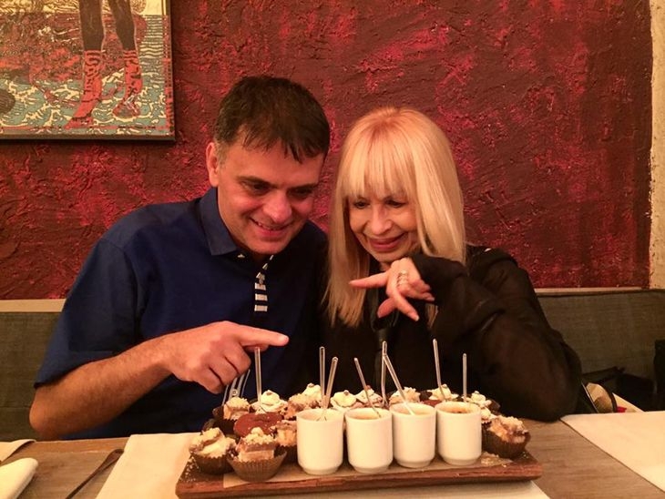 Първо в БЛИЦ! Васко Василев и Лили Иванова пуснаха закачливи СНИМКИ, цигуларят пипна певицата за...