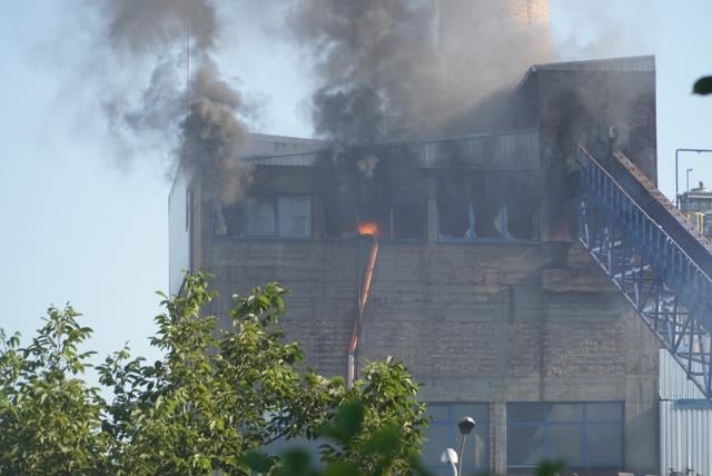 Белградски завод избухна в пламъци, има ранени!