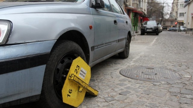 Отново нелепост! Столична община глобява за паркиране на необособено място