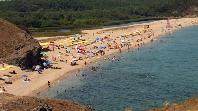 Ужас на плажа край Синеморец! Морето изхвърли гадост, идваща извън територията на България