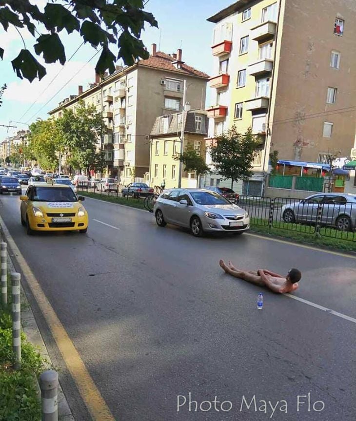 Първо в БЛИЦ! Софийските мъже откачиха, чисто гол се просна на възлов булевард (СНИМКИ 18+)