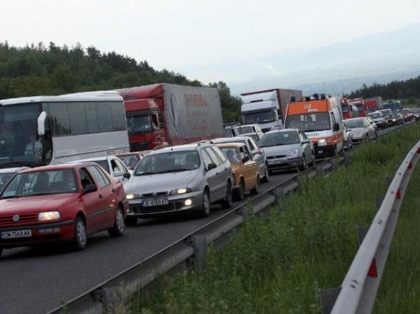 Тежка катастрофа на магистралата край Пловдив, кола се удря в мантинелата и...