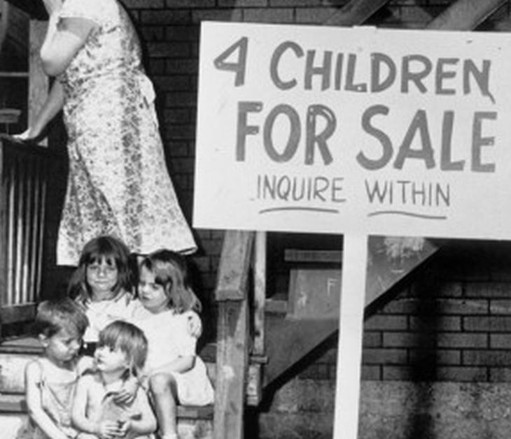 СНИМКАТА с "четирите деца за продан" и трагичната история на всяко едно от тях