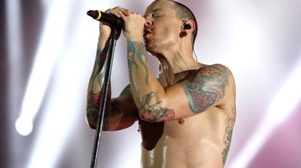 Синът на самоубилия се вокалист на Linkin Park написа трогателно съобщение на баща си (СНИМКА)