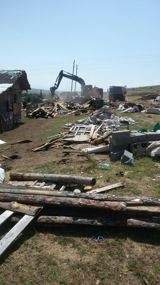 Първо в БЛИЦ: Писъци и рев огласиха Асеновград: Изравниха със земята 16 ромски къщи