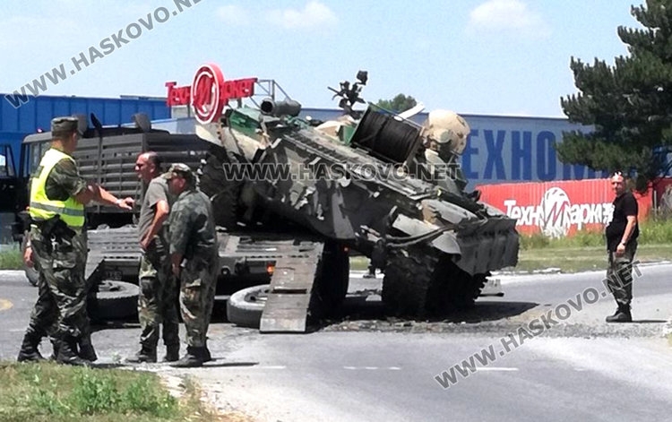 Танк падна от платформа на... кръгово кръстовище в Хасково (СНИМКИ)