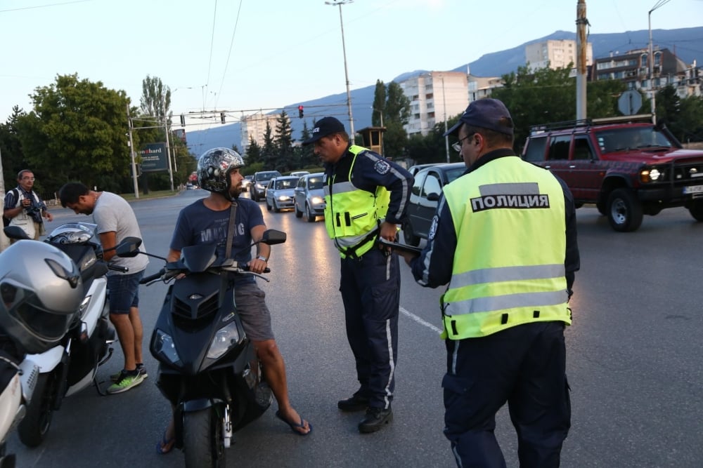 Съвместна акция на БЛИЦ и СДВР погва "пиратите с мотори" по улиците. Още първата вечер полицаите спипаха много известен човек от мотосредите (СНИМКИ)