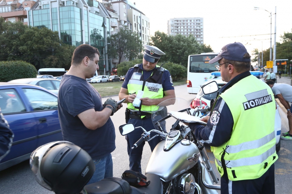 Съвместна акция на БЛИЦ и СДВР погва "пиратите с мотори" по улиците. Още първата вечер полицаите спипаха много известен човек от мотосредите (СНИМКИ)