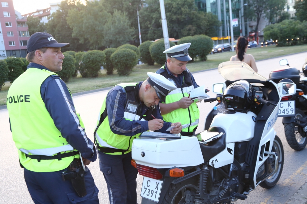 Цял Пловдив говори за тези полицаи, които насред оживено кръстовище... СНИМКА