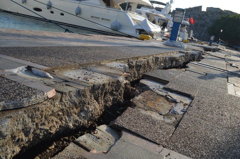 Сеизмолози плашат с нов мощен трус! 24 часа след убийственото земетресение хората на остров Кос продължават да бъдат в паника (СНИМКИ/ВИДЕО)