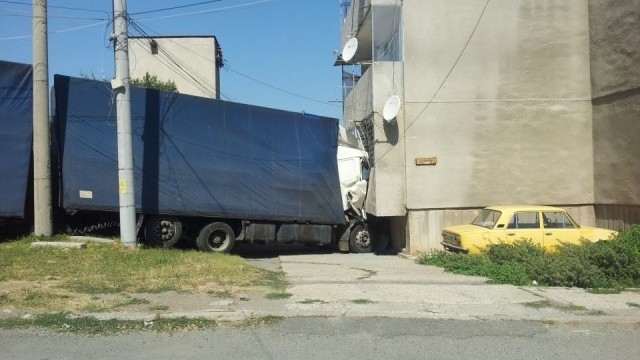 Камион се заби в сграда във Враца