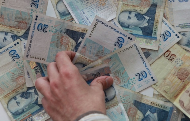 Българите затъват в дългове заради кредити от 2000 лв.