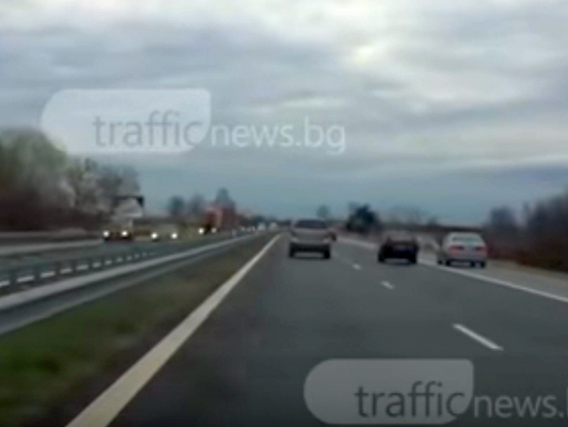 Нагъл шофьор кара по магистралата край Пловдив, но същевременно ... 