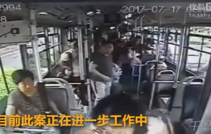 Ужас! Изратеняк обарва момиче в автобус, то оказа съпротива и той го закла (ВИДЕО 18+)