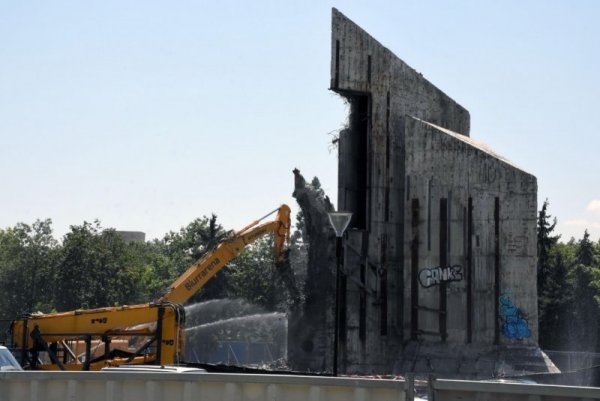 Къртят бетона на паметника пред НДК, прахоляк и зор като при рутенето на мавзолея (СНИМКИ)